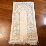 ⁦سجادة صلاة مبطنة بالإسفنج باللون الأبيض الملكي بديزاين اسلامي مميز⁩ - الصورة ⁦2⁩