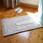 ⁦سجادة صلاة مبطنة بالإسفنج باللون الأبيض الملكي بديزاين اسلامي مميز⁩ - الصورة ⁦4⁩