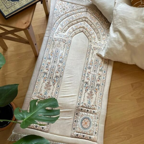 سجادة صلاة مبطنة بالإسفنج باللون الأبيض الملكي بديزاين اسلامي مميز