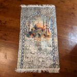 ⁦سجادة صلاة مبطنة بالإسفنج لراحة الرأس والمفاصل بديزاين إسلامي مميز⁩ - الصورة ⁦4⁩