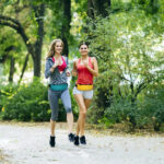 ⁦شنطة وسط وتربروف مقسمة من الداخل لجزئين لحمل الموبايل والمتعلقات الشخصية بحزام قابل للتعديل⁩ - الصورة ⁦2⁩