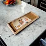 ⁦صينية خشب لحمل وتقديم المكسرات والكاندي وتستخدم كحامل للميكب والاكسسوارات علي التسريحة⁩ - الصورة ⁦3⁩