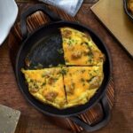 ⁦طاسة حديد زهر بيد وقاعدة خشبية لتسوية وتقديم الطعام علي السفرة وقت العزومات بشكل شيك⁩ - الصورة ⁦2⁩