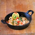 ⁦طاسة حديد زهر بيد وقاعدة خشبية لتسوية وتقديم الطعام علي السفرة وقت العزومات بشكل شيك⁩ - الصورة ⁦5⁩