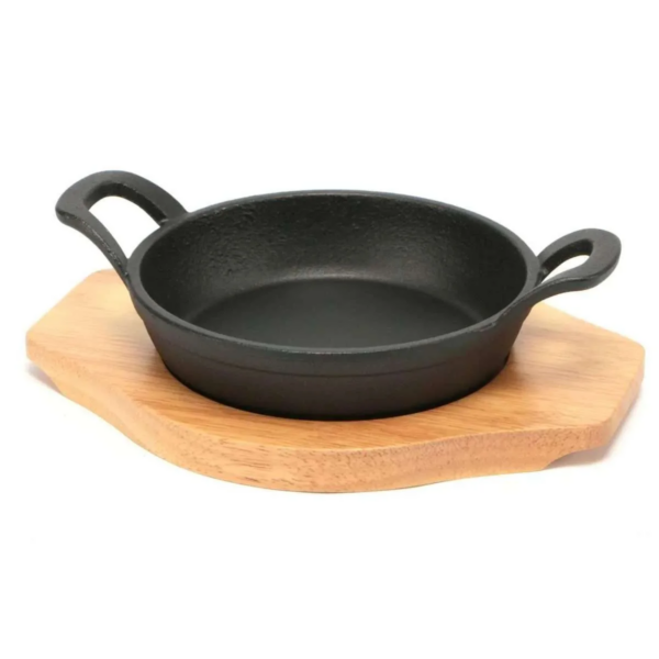 طاسة حديد زهر بيد وقاعدة خشبية لتسوية وتقديم الطعام علي السفرة وقت العزومات بشكل شيك