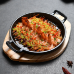 ⁦طاسة حديد زهر غير لاصق بيد وقاعدة خشبية لتسوية وتقديم الطعام علي السفرة وقت العزومات بشكل شيك⁩ - الصورة ⁦2⁩