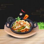 ⁦طاسة حديد زهر غير لاصق بيد وقاعدة خشبية لتسوية وتقديم الطعام علي السفرة وقت العزومات بشكل شيك⁩ - الصورة ⁦5⁩