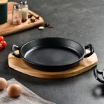 ⁦طاسة حديد زهر غير لاصق بيد وقاعدة خشبية لتسوية وتقديم الطعام علي السفرة وقت العزومات بشكل شيك⁩ - الصورة ⁦6⁩