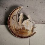 ⁦طبق تسالي بورسلين مجسم هلال وجامع لتقديم التمر والمكسرات والحلويات في عزومات رمضان⁩ - الصورة ⁦2⁩