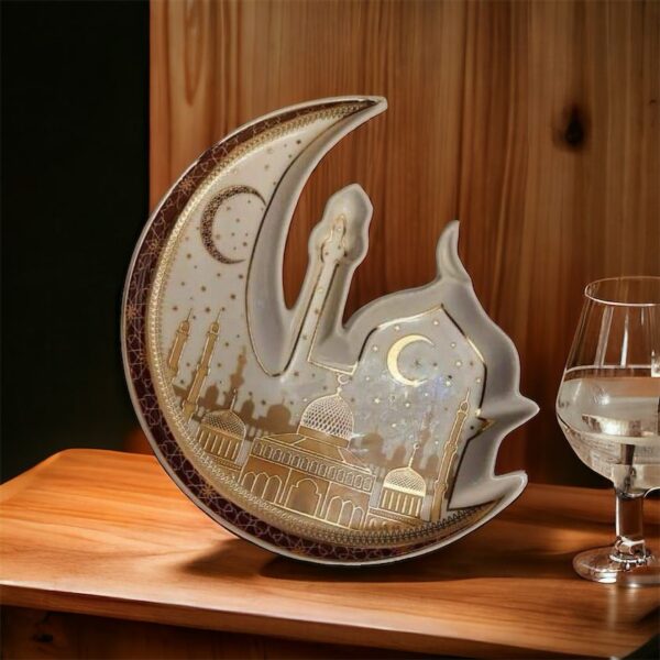 طبق تسالي بورسلين مجسم هلال وجامع لتقديم التمر والمكسرات والحلويات في عزومات رمضان