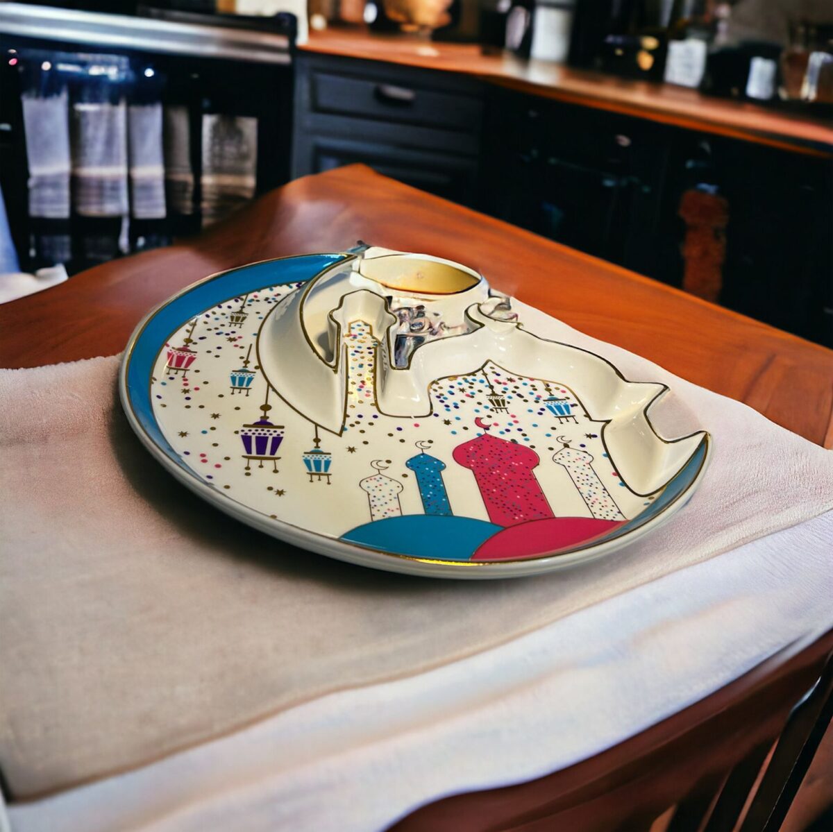 ⁦طبق تسالي هلال وجامع  بورسلين لتقديم التمر والمكسرات والكاندي للضيوف في رمضان بشكل شيك⁩ - الصورة ⁦2⁩