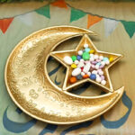 ⁦طبق تسالي هلال ونجمة لتقديم التمر والمكسرات والكاندي للضيوف في رمضان بشكل شيك⁩ - الصورة ⁦3⁩