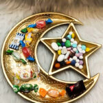 ⁦طبق تسالي هلال ونجمة لتقديم التمر والمكسرات والكاندي للضيوف في رمضان بشكل شيك⁩ - الصورة ⁦4⁩