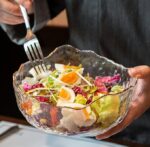 ⁦طقم بولات زجاج 3 قطع بمقاسات مختلفة لحمل وتقديم السلطات والفواكه للضيوف بشكل شيك⁩ - الصورة ⁦5⁩