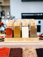 ⁦طقم توابل 12 قطعة بنظامين رش مع حامل متدرج شكل خشبي ومجموعة استيكر لتمييز البرطمانات عملي وسهل الأستخدام⁩ - الصورة ⁦2⁩