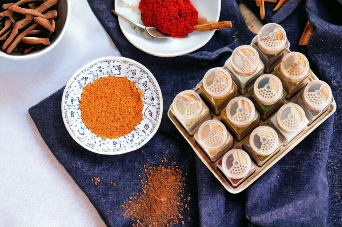 ⁦طقم توابل 12 قطعة بنظامين رش مع حامل متدرج شكل خشبي ومجموعة استيكر لتمييز البرطمانات عملي وسهل الأستخدام⁩ - الصورة ⁦3⁩