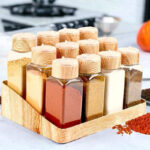 طقم توابل 12 قطعة بنظامين رش مع حامل متدرج شكل خشبي ومجموعة استيكر لتمييز البرطمانات عملي وسهل الأستخدام