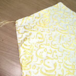 ⁦طقم رمضاني 3 قطع رانر مع 2 كوشن بتصميم حروف عربية جولد لديكور رمضاني مختلف⁩ - الصورة ⁦2⁩