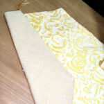 ⁦طقم رمضاني 3 قطع رانر مع 2 كوشن بتصميم حروف عربية جولد لديكور رمضاني مختلف⁩ - الصورة ⁦3⁩