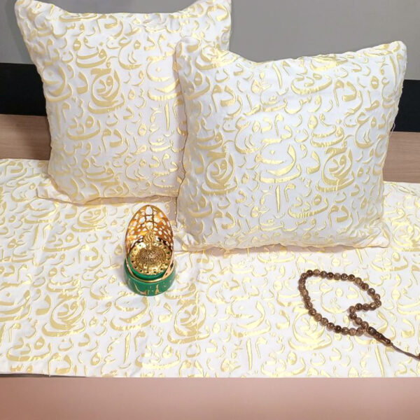 طقم رمضاني 3 قطع رانر مع 2 كوشن بتصميم حروف عربية جولد لديكور رمضاني مختلف