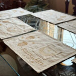 ⁦طقم سفرة رمضان كريم 7 قطع رانر مع 6 كوستر لديكور رمضاني مميز من الكتان⁩ - الصورة ⁦2⁩