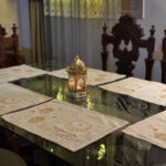 ⁦طقم سفرة رمضان كريم 7 قطع رانر مع 6 كوستر لديكور رمضاني مميز من الكتان⁩ - الصورة ⁦3⁩