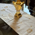 ⁦طقم سفرة رمضان كريم 7 قطع رانر مع 6 كوستر لديكور رمضاني مميز من الكتان⁩ - الصورة ⁦4⁩