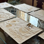 ⁦طقم سفرة رمضان كريم 7 قطع رانر مع 6 كوستر لديكور رمضاني مميز من الكتان⁩ - الصورة ⁦5⁩