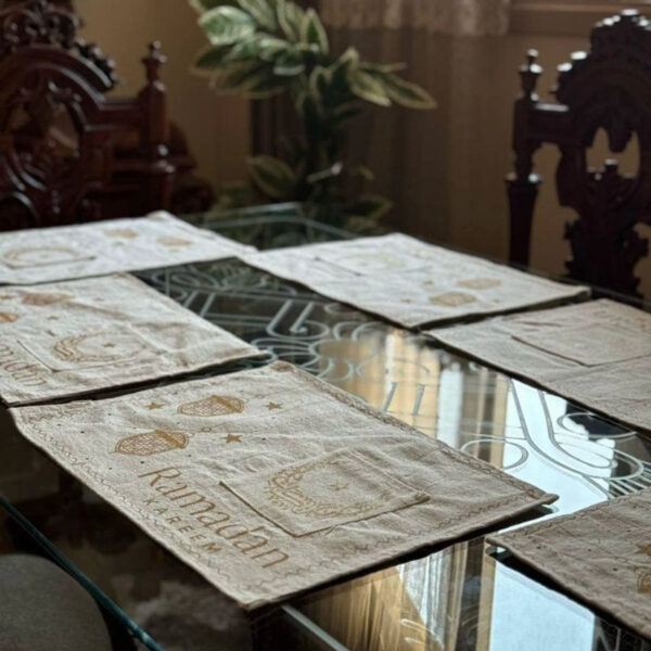 طقم سفرة رمضان كريم 7 قطع رانر مع 6 كوستر لديكور رمضاني مميز من الكتان