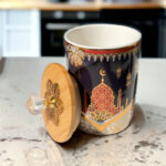 ⁦طقم شاي 12 قطعة مزخرف برسومات رمضانية مع 2 سكرية بأحجام مختلفة من البورسلين⁩ - الصورة ⁦5⁩