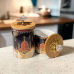 ⁦طقم شاي 12 قطعة مزخرف برسومات رمضانية مع 2 سكرية بأحجام مختلفة من البورسلين⁩ - الصورة ⁦6⁩