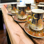 ⁦طقم شاي استكانة 12 قطعة مزين برسومات رمضانية مميزة من البورسلين⁩ - الصورة ⁦4⁩