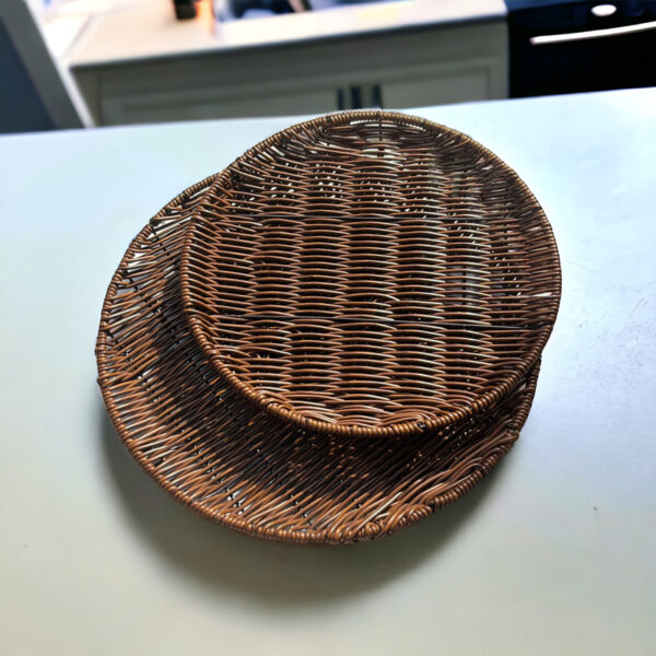 طقم صواني قطعتين بمقاسات مختلفة لحمل وتقديم الطعام والفواكه ومنظم لأدوات الميكب والعناية بالشعر والبشرة من الرتان