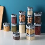 طقم علب 4 قطع بمقاسات مختلفة لحفظ وتنظيم البقوليات والحبوب والكاندي بغطاء محكم الغلق بيد من الاكليريك