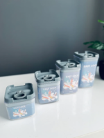 ⁦طقم علب 4 قطع بمقاسات مختلفة لحفظ وتنظيم البقوليات والحبوب والكاندي بغطاء محكم الغلق بيد من الاكليريك⁩ - الصورة ⁦4⁩