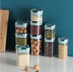 طقم علب اكليريك 4 قطع بمقاسات مختلفة لحفظ وتنظيم البقوليات والحبوب والكاندي بغطاء محكم الغلق بيد