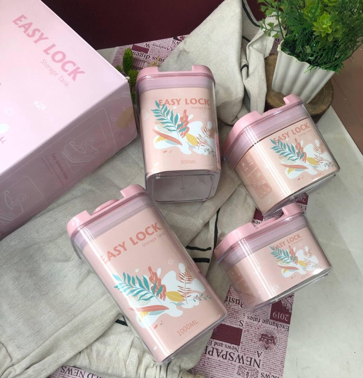 ⁦طقم علب اكليريك 4 قطع بمقاسات مختلفة لحفظ وتنظيم البقوليات والحبوب والكاندي بغطاء محكم الغلق بيد⁩ - الصورة ⁦8⁩