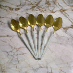 ⁦طقم معالق استانليس ستيل 6 قطع جولد بمقبض باللون الأبيض⁩ - الصورة ⁦2⁩