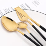 ⁦طقم معالق استانليس ستيل 6 قطع جولد بمقبض باللون الأسود الملكي⁩ - الصورة ⁦2⁩