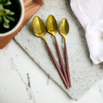 ⁦طقم معالق استانليس ستيل 6 قطع جولد بمقبض باللون البينك⁩ - الصورة ⁦2⁩