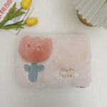 ⁦قربة مياه كهربائية محمولة لتدفئة البطن والظهر والتخفيف الآلم البريود فرو ناعم بوردة ثري دي  عملية وسهلة الأستخدام⁩ - الصورة ⁦2⁩