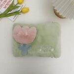 ⁦قربة مياه كهربائية محمولة لتدفئة البطن والظهر والتخفيف الآلم البريود فرو ناعم بوردة ثري دي  عملية وسهلة الأستخدام⁩ - الصورة ⁦3⁩