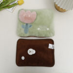 ⁦قربة مياه كهربائية محمولة لتدفئة البطن والظهر والتخفيف الآلم البريود فرو ناعم بوردة ثري دي  عملية وسهلة الأستخدام⁩ - الصورة ⁦4⁩