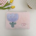 ⁦قربة مياه كهربائية محمولة لتدفئة البطن والظهر والتخفيف الآلم البريود فرو ناعم بوردة ثري دي  عملية وسهلة الأستخدام⁩ - الصورة ⁦5⁩