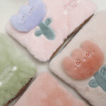 ⁦قربة مياه كهربائية محمولة لتدفئة البطن والظهر والتخفيف الآلم البريود فرو ناعم بوردة ثري دي  عملية وسهلة الأستخدام⁩ - الصورة ⁦6⁩