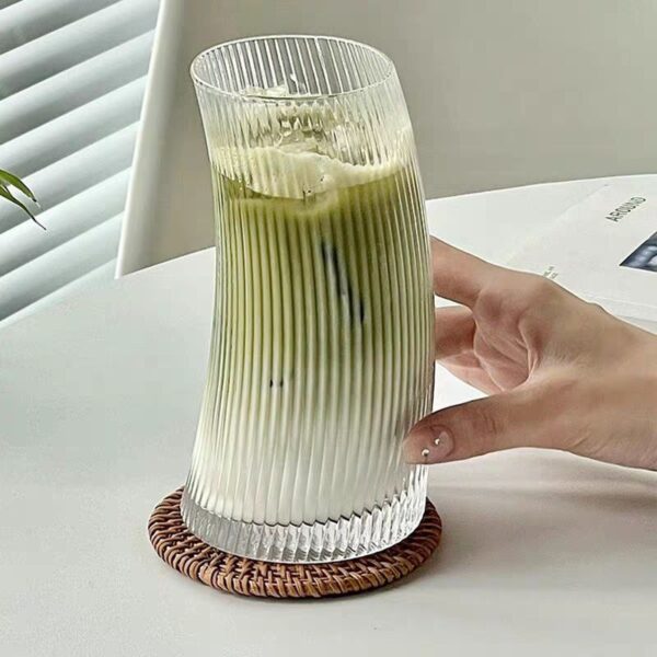 كوباية مموجه لشرب وتقديم العصائر والايس كوفي للضيوف بشكل شيك من الزجاج