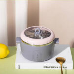 ⁦لانش بوكس بحلة استانليس ستيل لحفط حرارة الطعام بغطاء محكم الغلق ومعلقة لسهولة تناول الطعام بيد⁩ - الصورة ⁦2⁩