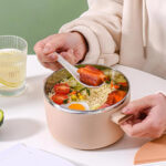 لانش بوكس بحلة استانليس ستيل لحفط حرارة الطعام بغطاء محكم الغلق ومعلقة لسهولة تناول الطعام بيد