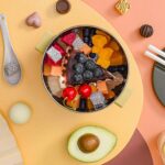 ⁦لانش بوكس بحلة استانليس ستيل لحفط حرارة الطعام بغطاء محكم الغلق ومعلقة لسهولة تناول الطعام بيد⁩ - الصورة ⁦3⁩