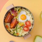 ⁦لانش بوكس بحلة استانليس ستيل لحفط حرارة الطعام بغطاء محكم الغلق ومعلقة لسهولة تناول الطعام بيد⁩ - الصورة ⁦5⁩